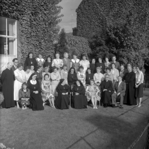 258829 Staf en docenten van de huishoudschool aan het Hemelrijken, juli 1960