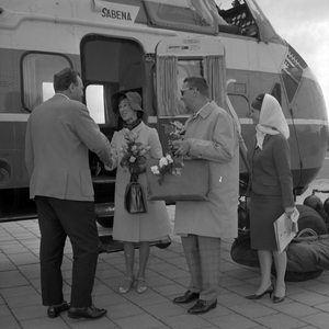 258840 Een bruidspaar begint aan hun huwelijksreis in een helicopter van Sabena vanaf Eindhoven Heliport, 1966