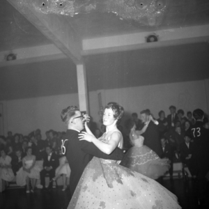 258844 Een danswedstrijd in zaal Cintha, de dansschool van Gerard Need, april 1961
