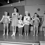 258848 Een kindermodeshow bij Philips, 1962