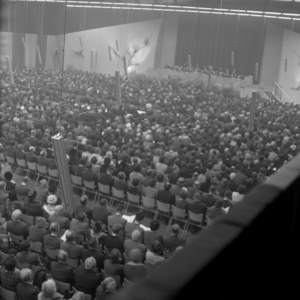 258849 Een aandeelhoudersvergadering van Philips in de Jubileumhal, april 1962