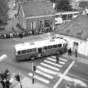 258861 Een ongeluk met een bus op de hoek van de Tongelresestraat en de Geldropseweg, 22-05-1964