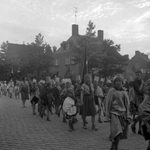 258863 Defilé van Eindhovense welpen ter afsluiting van een jamboree, 06-1960