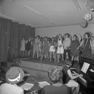 258866 Een toneelvoorstelling door leerlingen van de huishoudschool aan de Poeijersstraat, 1967