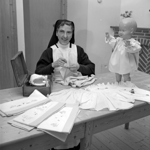 258869 Een zuster uit het Clarissenklooster van Eindhoven, augustus 1968