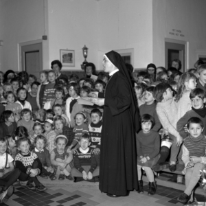 258871 Afscheid van een hoofdzuster op de St. Barbaraschool, januari 1965