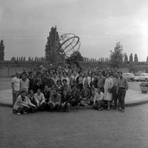 258881 Groepsfoto van geslaagde leerlingen van de Philips Bedrijfsschool, juli 1965