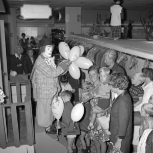 258882 Pipo de Clown deelt ballonnen uit bij modezaak Gerzon aan het 18 septemberplein, 09-1968