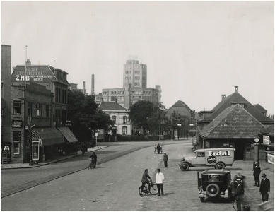 534 Parallelweg ter hoogte van het station gezien in de richting van de Mathildelaan. Links Hotel Christoffel en rechts ...