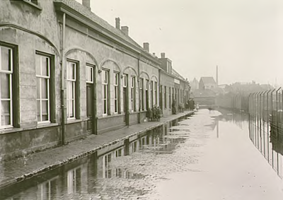1841 Overstroming van de Begijnenstraat, met rechts opslag van de gemeentewerken. Gezien vanaf de Wal, 01-01-1926 - ...