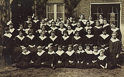 8560 Groepsfoto van leerlingen bij de zusters Ursulinen te Bergeijk, 1925