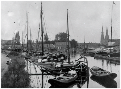 25506 Eindhovens Kanaal, haven. Op de achtergrond de torens van de St.Catharinakerk, 1894 - 1897