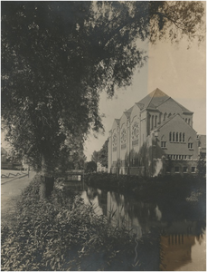 28283 De studentenkapel Augustijnen gezien vanuit de richting van de Nachtegaallaan, met op de Dommel en de Dommelbrug, 1928