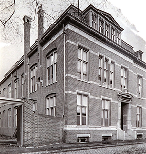 28302 Gymnasium Augustinianum, Kanaalstraat 8: de hoofdingang, 1929 - 1930