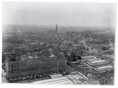 28913 Panorama van Stratum met de Tongelresestraat en Vestdijk, in het midden de St Joriskerk en linksonder de ...