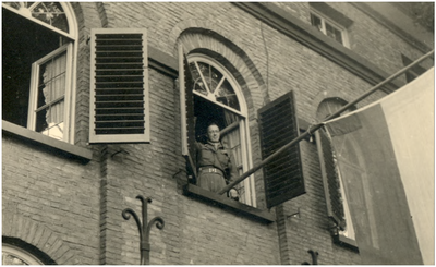 64906 Het bezoek van prins Bernhard aan Eindhoven. Prins Bernhard in de raamopening van huize Ravensdonck, 23-09-1944