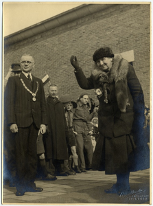 64939 Aankomst bij het Van Abbemuseum. Links van haar burgemeester A. Verdijk, 19-03-1945