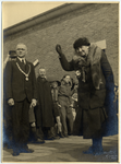 64939 Aankomst bij het Van Abbemuseum. Links van haar burgemeester A. Verdijk, 19-03-1945