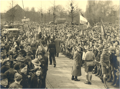 64942 Toegestroomd volk bij het Van Abbemuseum, 19-03-1945