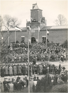 64943 Toegestroomd volk bij het Van Abbemuseum, 19-03-1945