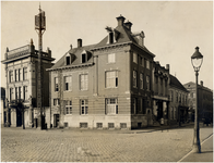 65093 De Amsterdamsche Bank, de telegraafmast en het pand Marée Electrische Installatien aan de Markt. Rechts het pand ...