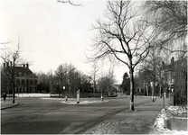 65691 Kruising Parklaan - 'Nachtegaallaan' gezien richting centrum. Links villa 'De Laak', 03-1944