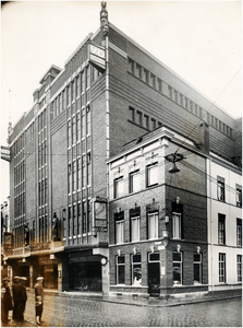 66190 Rechtestraat, hoek met Vrijstraat: met apotheek en het nieuwe pand van Vroom & Dreesmann, 1932