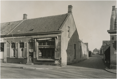 66498 Electrische banketbakkerij, Hoogstraat, met zicht in de Rivierstraat, 03-1944