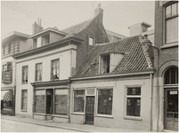 67835 Schoenmakerij W. van de Poel en vishandel De Volharding van W. Dings, Stratumseind 52 en 54, 1930