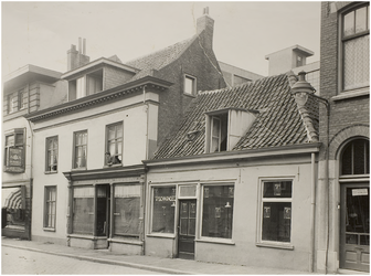 67835 Schoenmakerij W. van de Poel en vishandel De Volharding van W. Dings, Stratumseind 52 en 54, 1930
