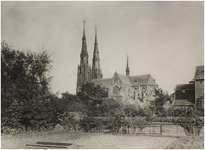 67959 St. Catharinakerk. Op de voorgrond het uivormige torentje van de synagoge in de Kerkstraat, 1930