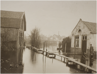 68112 Gender tijdens de watersnood van 1926. Rechts het pand van stoelenmatter Th. van Esch en op de achtergrond de ...