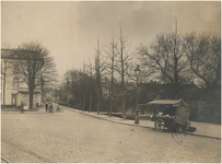 68999 Kruising Vestdijk-Nieuwstraat-Stationsplein : straatventer, 1929