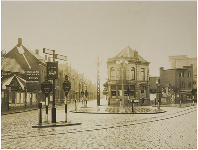 69664 Kruising Emmasingel-Willemstraat-Keizersgracht. In het midden hotel De Vijf Ringen, ca. 1930
