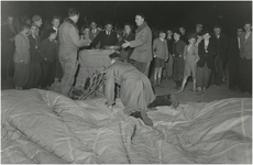 192807 Het ontmantelen van de luchtballon, ca. 1950