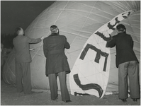 192808 Het neerhalen van de luchtballon, ca. 1950