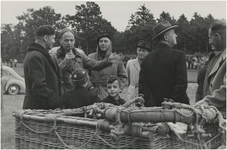192812 Het demonstreren van de werking van de luchtballon, ca. 1950