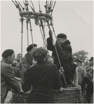 192813 Het instappen in de luchtballon, ca. 1950