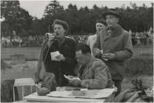 192816 Het toekijken tijdens het opstijgen van de luchtballon, ca. 1950