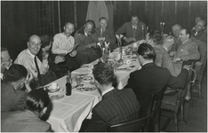 192817 Feestelijk diner na afloop van de ballonvaart, ca. 1950