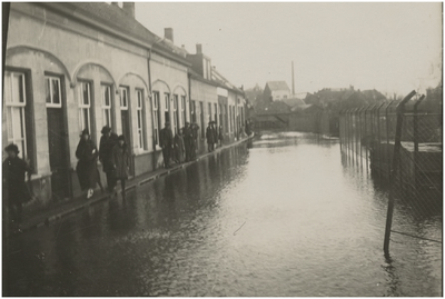 196128 Begijnenhof gezien vanaf de Wal met rechts de opslagplaats van gemeentewerken, 03-01-1926