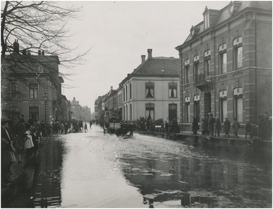 196133 Nieuwstraat: ondergelopen straat met rechts een loopbrug, 02-01-1926 - 08-01-1926