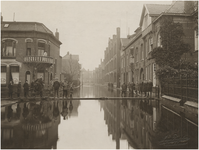 196134 St. Catharinastraat: ondergelopen straat met een loopbrug, 02-01-1926 - 08-01-1926