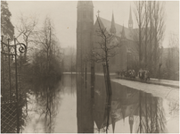 196141 Kanaalstraat: ondergelopen straat met de Heilige hartkerk gezien vanaf de Ten Hagestraat, 02-01-1926 - 08-01-1926