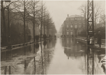 196142 Vestdijk: ondergelopen straat gezien in de richting van de Nieuwstraat, 02-01-1926 - 08-01-1926