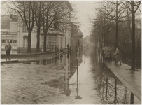 196143 Vestdijk: ondergelopen straat met bord afgesloten rijweg, 02-01-1926 - 08-01-1926