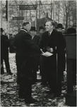 196513 Het steken van de eerste spade ten behoeve van de aanleg van het hoogspoor: burgemeester Kolfschoten met ...