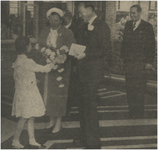 197487 Het in ontvangst nemen van de bloemen door de koningin en prins van Maria Philips. Haar vader Frits Philips ...