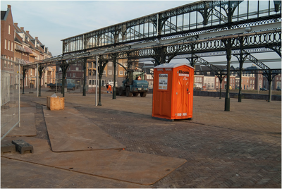 220588 Bouwwerkzaamheden: bouw markthal, De Plaetse, met op de voorgrond een tijdelijke toiletvoorziening, 2000 - 2009