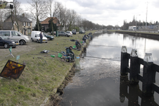 220462 Sportvissen aan de oever van de Zuid-Willemsvaart, gezien vanaf de 'ophaalbrug', 02-2006